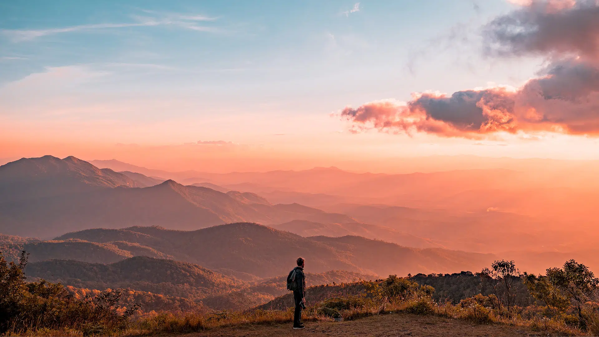 Homem contemplando o por do sol no horizonte. Sentimento de paz
